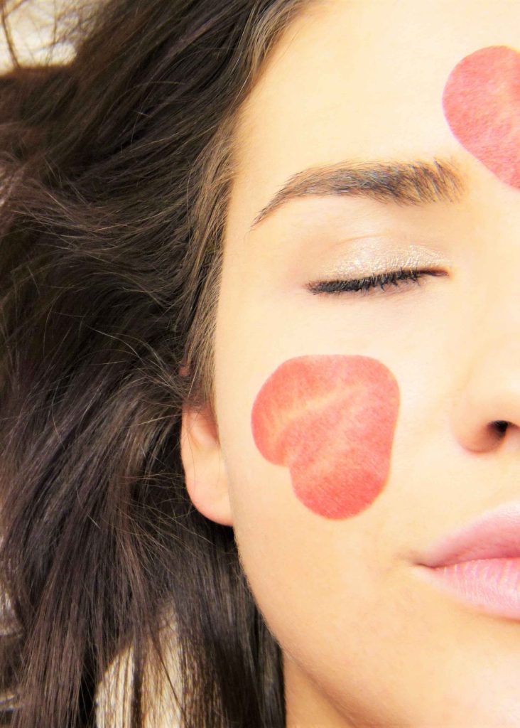 Femme aux yeux fermés, visage serein, illustrant un cadre respectueux, bienveillant et sans jugement