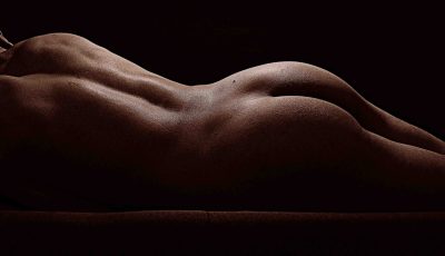 Corps féminin allongé sans visage, mettant en valeur les courbes naturelles et illustrant l’écoute du corps et le soin de l’intimité féminine